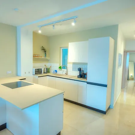 Apartment Luxury & Stylish 2bedroom Seafront, Balcony Gogzr-4 *