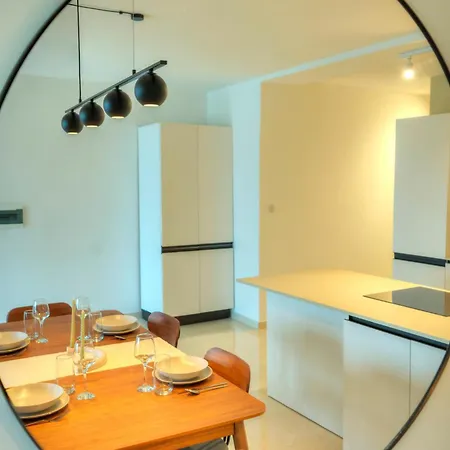 Luxury & Stylish 2bedroom Seafront, Balcony Gogzr-4 *