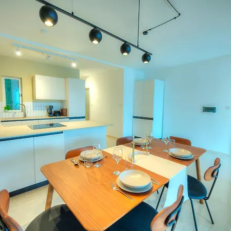 Apartment Luxury & Stylish 2bedroom Seafront, Balcony Gogzr-4 *