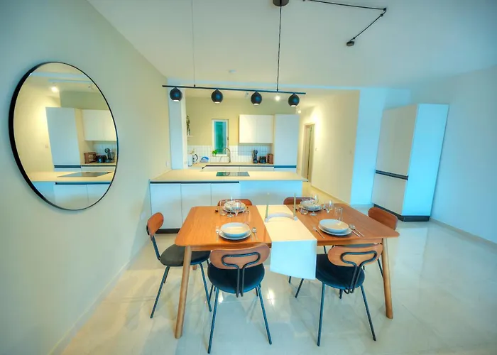 Luxury & Stylish 2bedroom Seafront, Balcony Gogzr-4 아파트 그지라