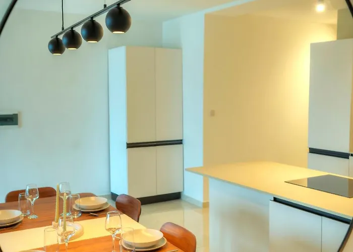 Luxury & Stylish 2bedroom Seafront, Balcony Gogzr-4 *